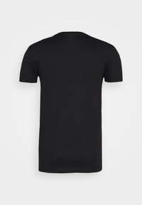 Prosta, czarna koszulka z krótkim rękawem widoczna z tyłu, z okrągłym dekoltem, na białym tle.