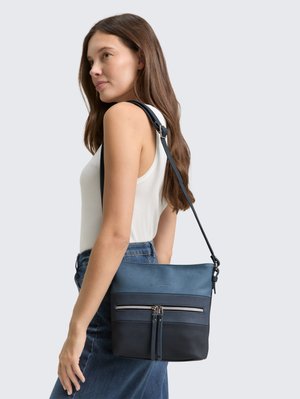 Borsa a mano compatta in pelle blu sfumata, con tasca anteriore con zip e tracolla regolabile, texture liscia con fondo scuro a contrasto.