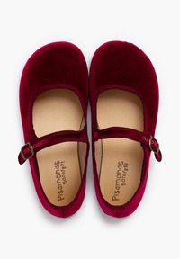 Chaussures Mary Jane en velours rouge avec un bout rond, une bride dotée d'une petite boucle en métal, et une semelle intérieure beige douce.
