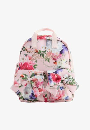 Rosa floraler Rucksack mit großen Schleifen an den Vordertaschen und dem "Baker Ted Baker" Logo in goldener Schrift.