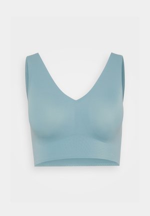 Ljusblå mjuk tyg-bralette med V-ringad design, breda axelband och sömlös konstruktion för komfort och en slät silhuett.