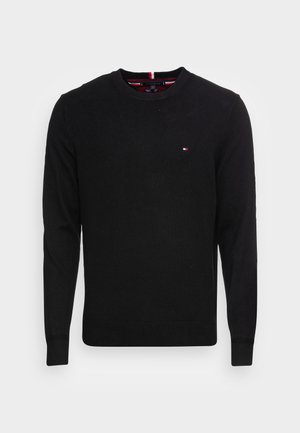 Sort strikket sweater med rund hals, lange ærmer og et lille logo på brystet. Glat tekstur med ribbede manchetter og nederste kant.