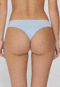 Himmelblauer Baumwollthong mit glatter Textur, der ein minimalistisches Design und nahtlose Kanten für zusätzlichen Komfort bietet. Keine sichtbaren Hardwareteile oder Muster.