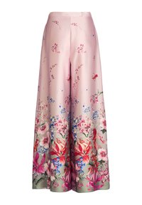 Pantalon large en satin rose avec un imprimé floral multicolore concentré en bas et dispersé près du haut.