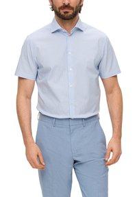 Camisa de botones de manga corta azul claro con finas rayas verticales, combinada con pantalones azul claro. La tela parece suave y liviana.