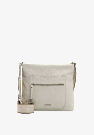 Lys grå læder crossbody taske med en frontlomme med lynlås, struktureret overflade og en vævet justerbar rem med et subtilt mønster.