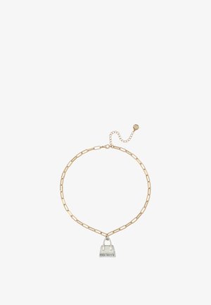 Collier chaîne en or avec des maillons rectangulaires et un petit pendentif sac à main en argent gravé "Steve Madden" suspendu au centre.