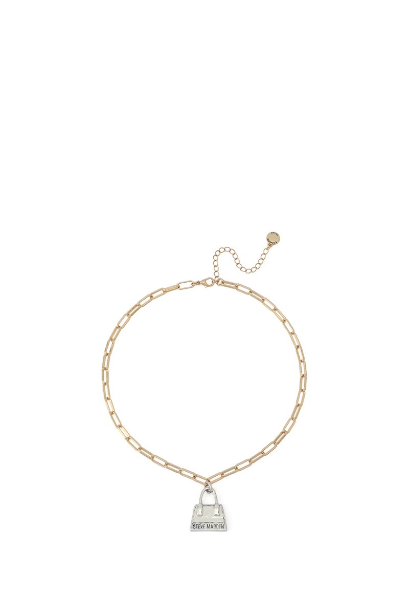 Collier chaîne en or avec des maillons rectangulaires et un petit pendentif sac à main en argent gravé "Steve Madden" suspendu au centre.