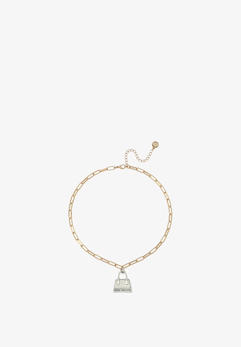 Collier chaîne en or avec des maillons rectangulaires et un petit pendentif sac à main en argent gravé "Steve Madden" suspendu au centre.