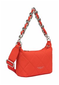 Sac à main en tissu matelassé rouge avec une bandoulière chaîne argentée et une sangle d'épaule réglable. Présente un détail de logo sur le devant et une fermeture éclair.