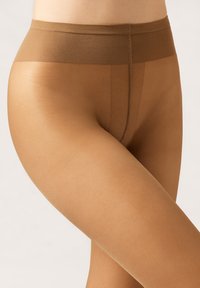 Průhledné tan punčocháče s hladkou texturou a širokým elastickým pasem. Materiál je lehký a poloprůhledný.