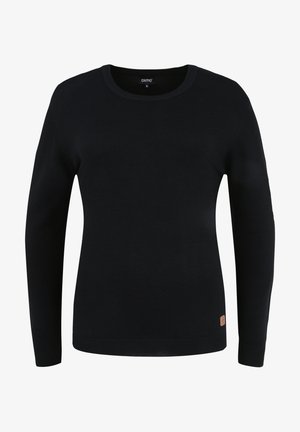 Černý pletený svetr s dlouhými rukávy a kulatým výstřihem. Na spodním levém rohu se nachází malá hnědá logo nášivka. Hladká textura.