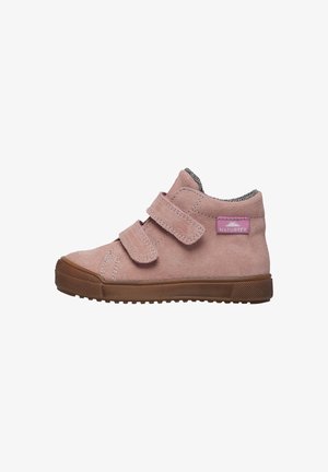 Roze suède enkel schoen met twee klittenbandsluitingen, contrasterende lichte stiksels en een gestructureerde bruine rubberen zool. Bevat een klein merklabel.