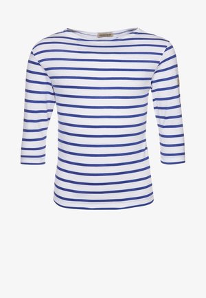 Chemise blanche à manches longues avec des rayures horizontales bleues et un col rond, étiquetée comme vêtement pour enfants.