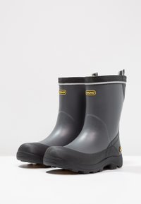 Botas de borracha pretas à prova d'água com solas texturizadas, biqueiras reforçadas e detalhes em cinza. Possui alças para facilitar o calçar.