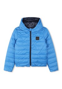 Giacca a vento blu con cappuccio, caratterizzata da una texture trapuntata, zip frontale e un'etichetta nera sul petto. Interno foderato.