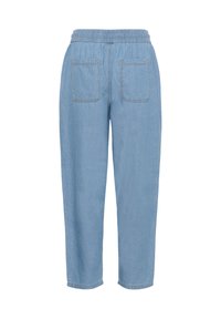 Lyseblå denimbukser med elastisk talje, to baglommer, snit med lige ben og synlige stikninger.