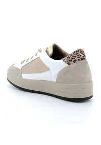 Sneaker con lacci in suede beige, bianco e taupe chiaro, con un accento a stampa leopardata sul tallone e una suola bianca chunky.