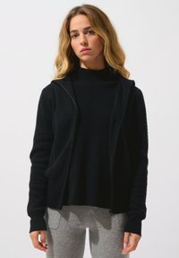 Unausgewählt, black