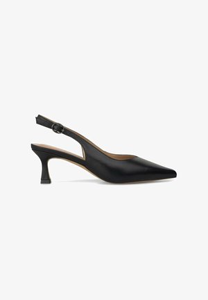 Schwarzer Leder-Slingback-Schuh mit spitzem Zehenbereich und schlankem Absatz. Verfügt über eine runde Schnallenakzentuierung am Knöchelriemen.