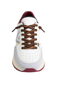 Scarpa da ginnastica bianca con dettagli grigi, lacci arancioni, punta traforata e dettaglio sul tallone bordeaux. Materiali in pelle liscia e suede testurizzato.