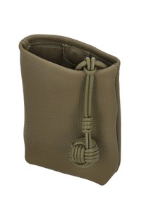 Kožená taštička olivově zelené barvy s texturovaným povrchem, vybavená smyčkovým šňůrou s dekorativním uzlem. Kompaktní a vzpřímený design.