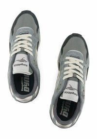 Graue Sportschuhe aus Mesh- und Wildledermaterialien, mit weißen Schnürsenkeln, einer gepolsterten Zunge und einem Logo an der Seite und auf der Innensohle.