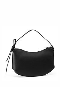 Bolso de mano de cuero negro con forma curva, cierre de cremallera y una correa delgada para el hombro. Acabado texturizado con detalles sutiles de costura.