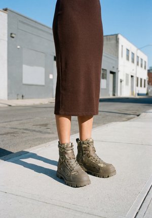 Buffalo, ASPHA COM  - Bottines à lacets - khaki