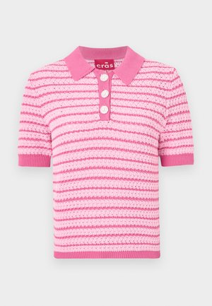 Roze gestreepte poloshirt met een kraag, korte mouwen en drie knoopsluitingen. Het materiaal lijkt textuur te hebben; accenten in lichter roze.