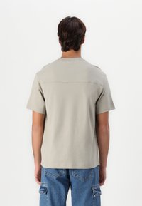 Calvin Klein SHADOW EMBOSSED LOGO - Marškinėliai su spaudiniu - london fog