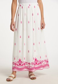 Fustă maxi albă cu broderie florală roz, talie elastică și design detaliat la margine. Purtată cu sandale de culori deschise.