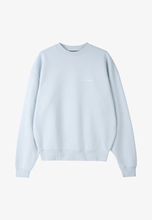 Sweatshirt azul-claro feito de algodão, com decote redondo, punhos e bainha canelados. Apresenta pequeno texto de logo branco na frente.