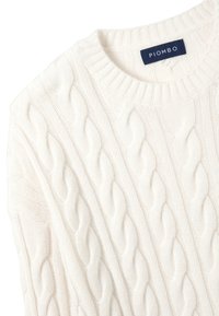 Kabelstrickpullover in Cremefarbe mit rundem Ausschnitt und gerippten Bündchen. Das Etikett trägt "PIOMBO". Weiche Textur mit auffälligem Muster.