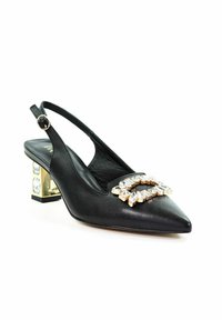 Czarne skórzane buty na obcasie typu slingback z punktowym noskiem, złoty blokowy obcas ozdobiony klejnotami oraz duża dekoracyjna klamra kryształowa z przodu.