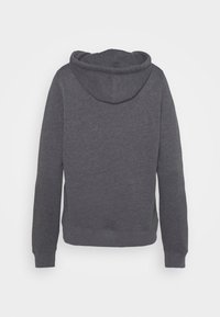 Mörkgrå huvtröja med dragsko, ribbade ärmslut och fåll. Tillverkad av mjukt, texturerat tyg och har en enkel, minimalistisk design.