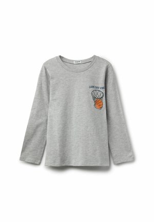 T-shirt gris à manches longues en tissu doux. Présente un graphique de basket-ball avec le texte "GAME DAY VIBE" sur la zone gauche de la poitrine.
