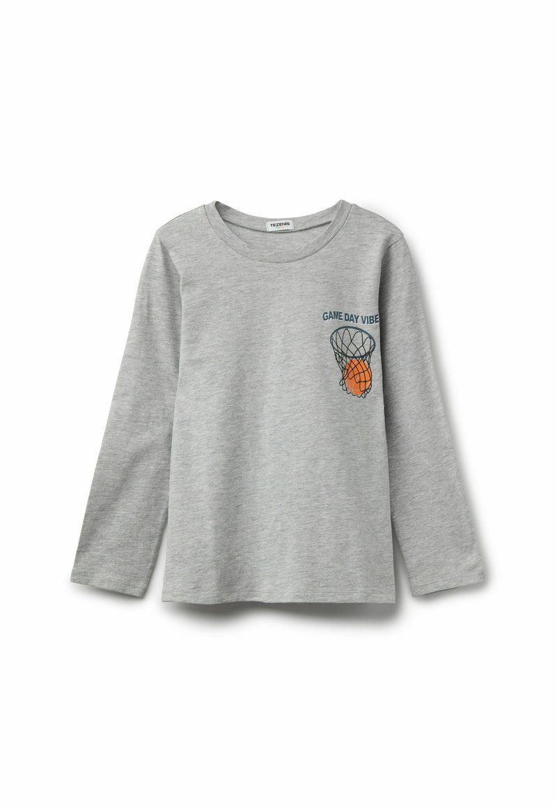 Šedé tričko s dlouhým rukávem vyrobené z měkké látky. Na levém hrudním díle se nachází grafika basketbalového míče s textem "GAME DAY VIBE".