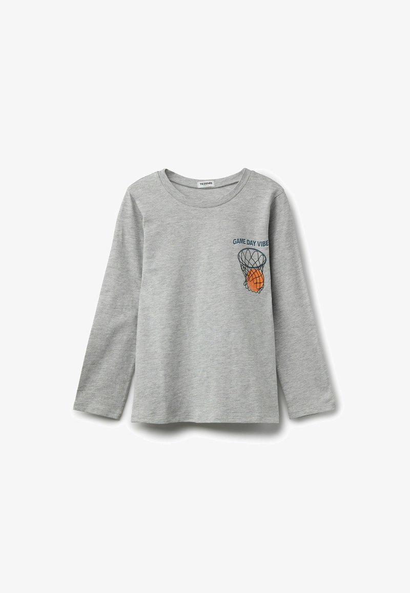 T-shirt gris à manches longues en tissu doux. Présente un graphique de basket-ball avec le texte "GAME DAY VIBE" sur la zone gauche de la poitrine.