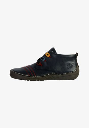 Botas de tobillo de cuero negro con acentos rojos, azules y amarillos. Superficie texturizada, punta redonda y detalle de costura en contraste. Suela de goma.