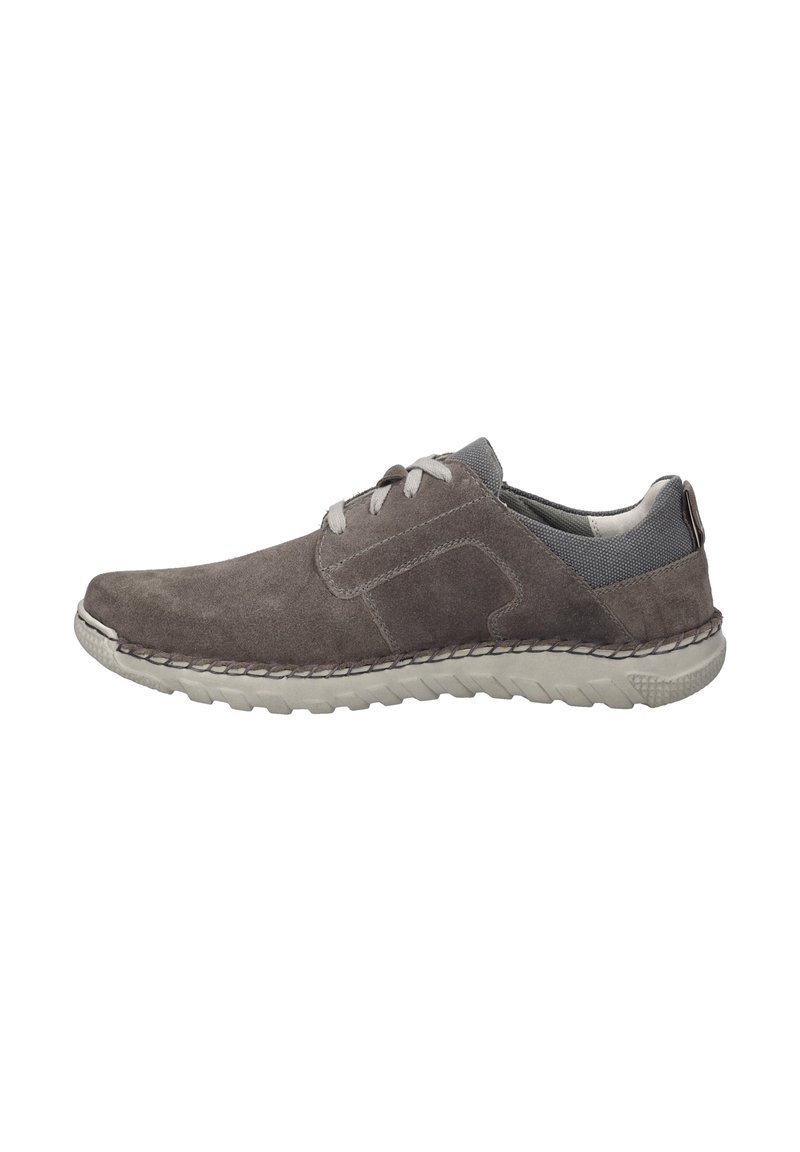 Herren grau Wildlederschuhe mit niedrigem Profil, grauen Textilakzenten, weißer Gummisohle und genähten Details an den Kanten.