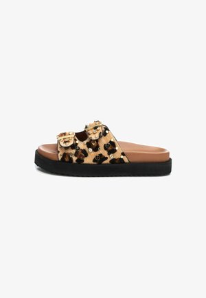 Leren slides met luipaardprint, voorzien van dubbele banden, versierd met gouden hardware en verschillende studs. Zwarte outsole en een bruine gevoerde voetbed.