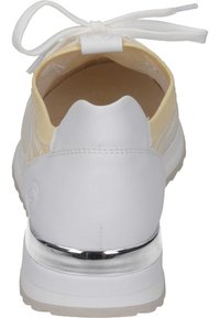 Bílá a žlutá teniska s texturovaným pleteným tělem, koženou patní částí a kovovým detailem na podrážce. Má plochou bílou tkaničku.