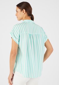 Korte mouwen, knoopsluiting overhemd met verticale turquoise en witte strepen, met een relaxte pasvorm en een geplooid achterpaneel.