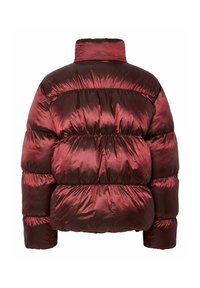 Raudonas pūkinis džemperis su blizgiu, siūtu tekstūru, aukštu apykakle ir plačiu siluetu, turintis išskirtinius horizontalios siuvimo linijas per visą paviršių.