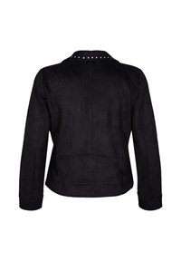 Veste en suède noir avec une texture lisse, dotée d'un design ajusté, de manches longues et de clous en métal argenté décoratifs le long du col.