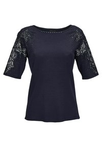 Marineblauwe shirt met korte mouwen, met kantdetails en versieringen bij de schouders, een soepele textuur en een ronde halslijn.