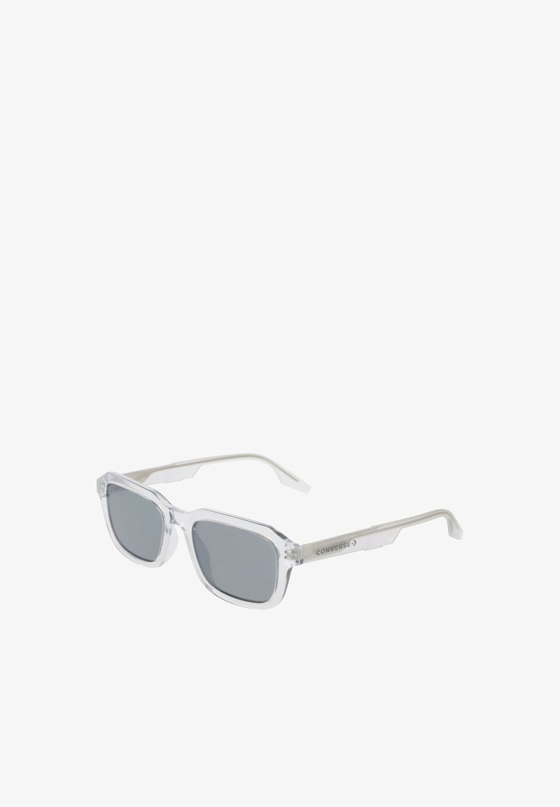 Lunettes de soleil rectangulaires transparentes avec des verres gris et une monture transparente. Présentent un logo discret sur la branche et des branches droites.