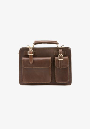 Serviette en cuir marron avec deux poches avant à rabat à boucle, poignée supérieure, coutures détaillées et ferrures dorées.