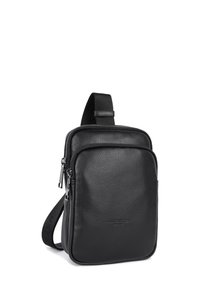 Borsa a tracolla nera in pelle con finitura testurizzata, tasca frontale con zip, tracolla regolabile e branding impressa sul lato.